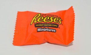 Reese's Sets Up Vending Machine for Candy