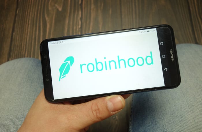 robinhood, stock trading, cash management service, bank charter, debit cards, FDIC, FinTechs, startups, news