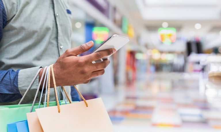 shopper with smartphone