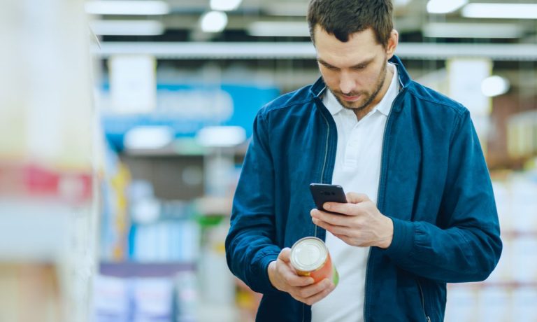 shopper with smartphone