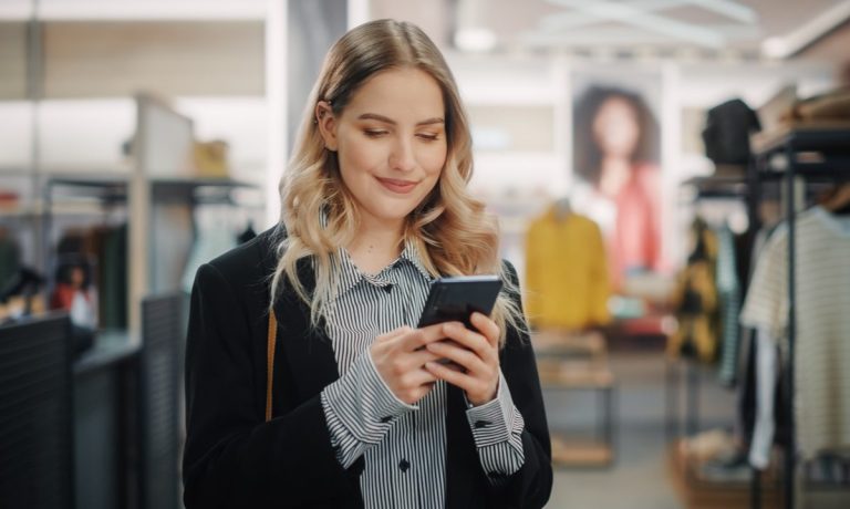 shopper with smartphone