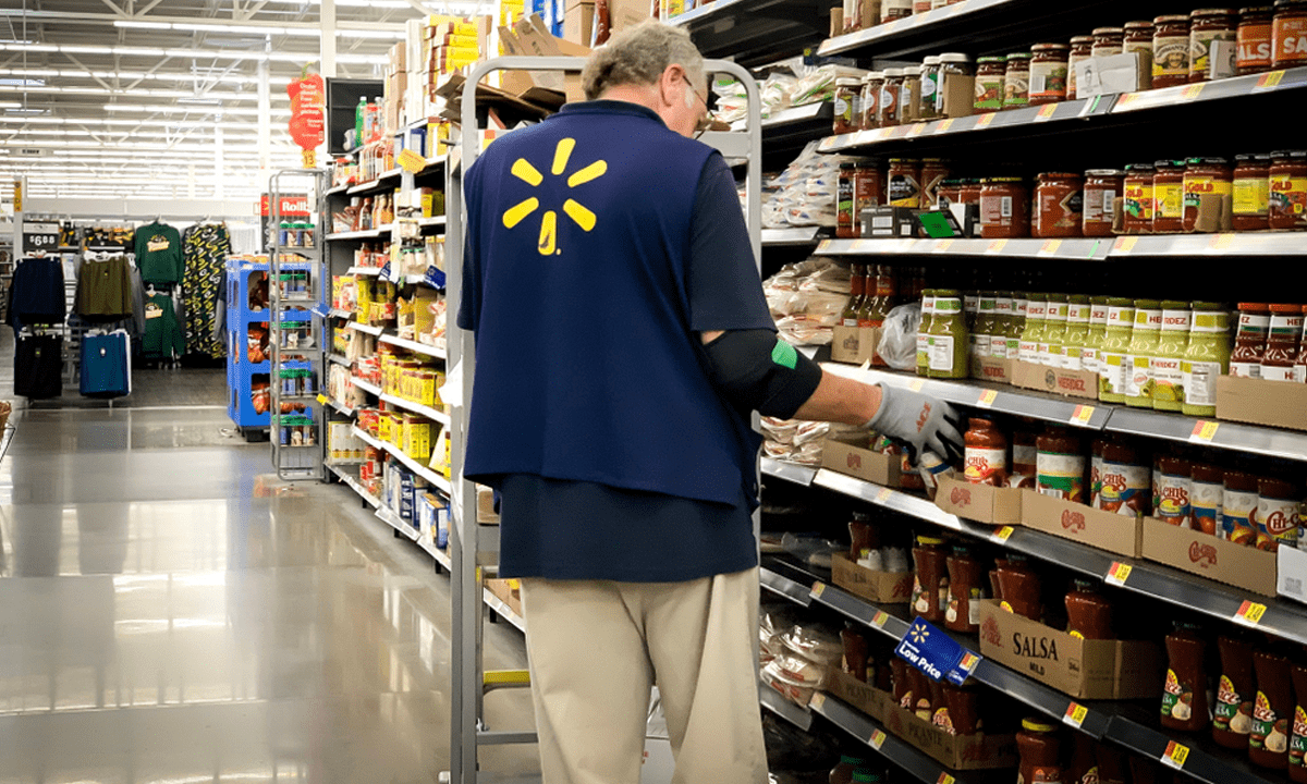 Wealthier shoppers turn to Walmart for groceries, Business