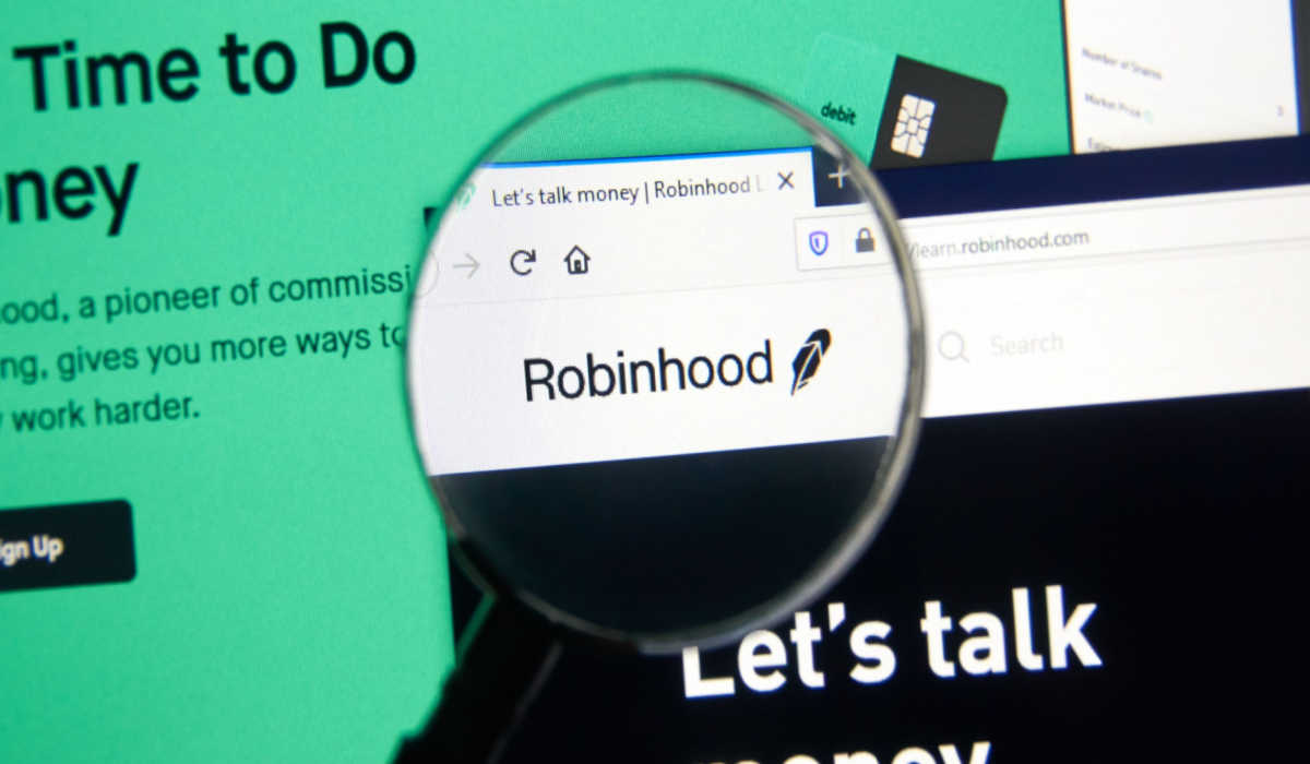 HOOD Stock Alert: Robinhood Launches in the U.K.