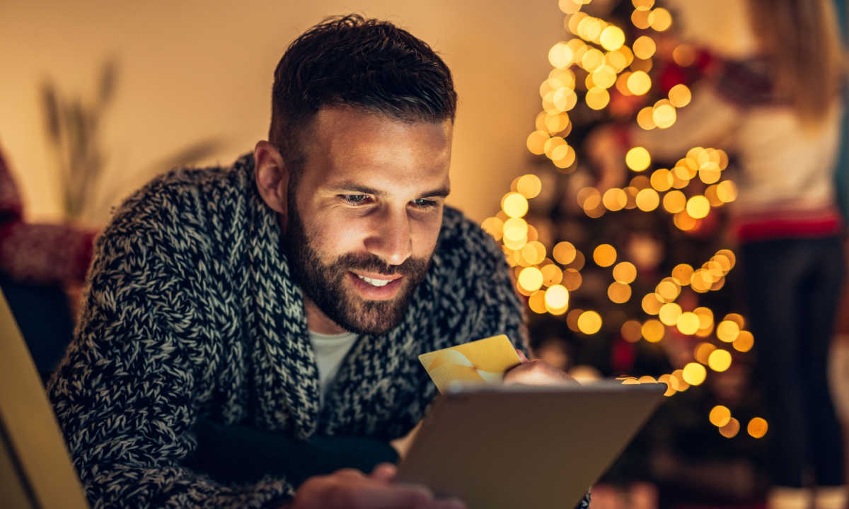 https://www.pymnts.com/wp-content/uploads/2022/11/Holiday-online-shopping-Google.jpg