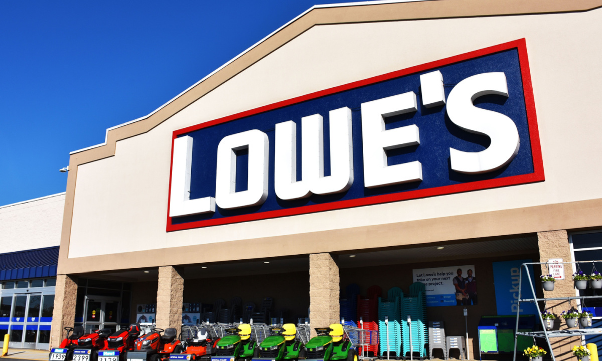 Lowe S Projects Falling Sales As Consumers Delay Remodeling   Lowes Sales Remodeling 