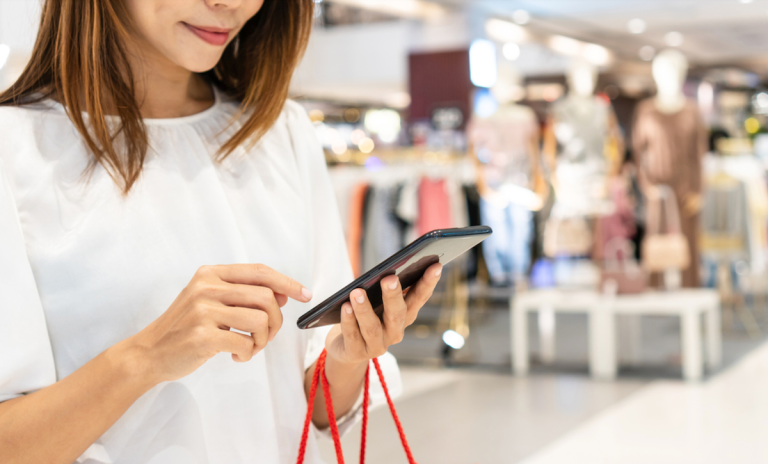 shopper with smartphone